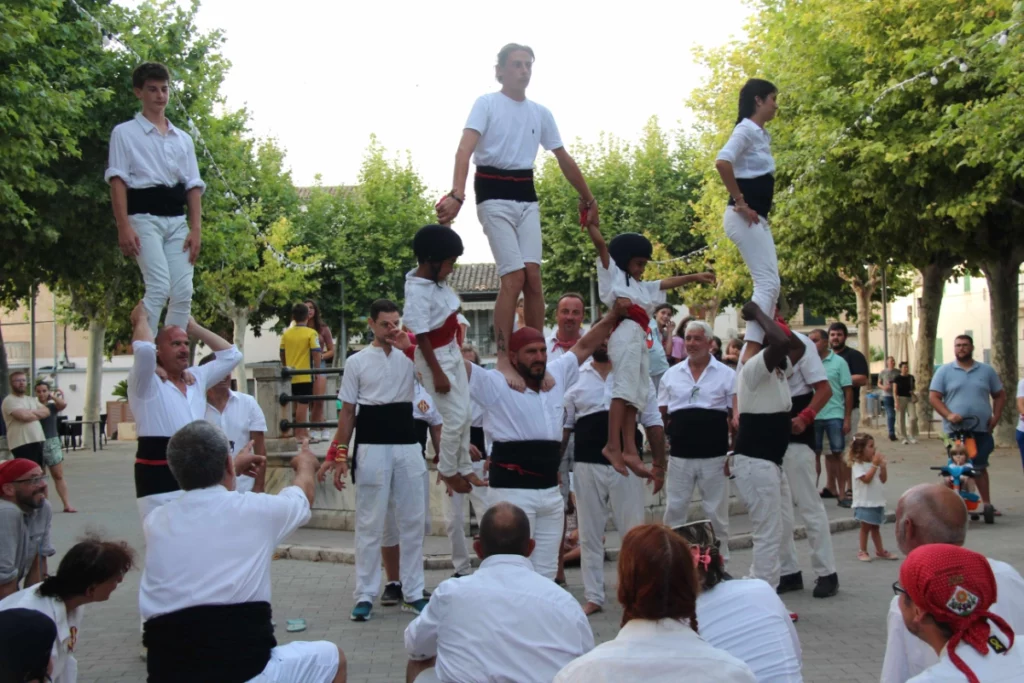 aquesta figura és en moviment, gira com una baldufa. És un pilar de 2 o de 3 amb un mainatge de cada costat