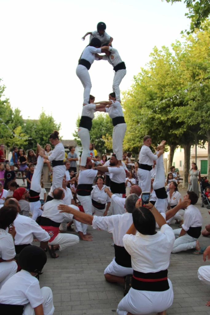 és el nom d'aquesta figura estàtica. S'aixeca una torre de 5 i a cada pilar de la torre un contrafort constituït per 3 persones, una fa la figuereta