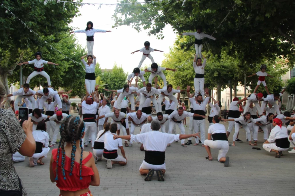 Figura estàtica amb al centre un vol de 4 persones a la base i pilars de 3 nets a banda i banda. Pot ser completada per més vols i pilars