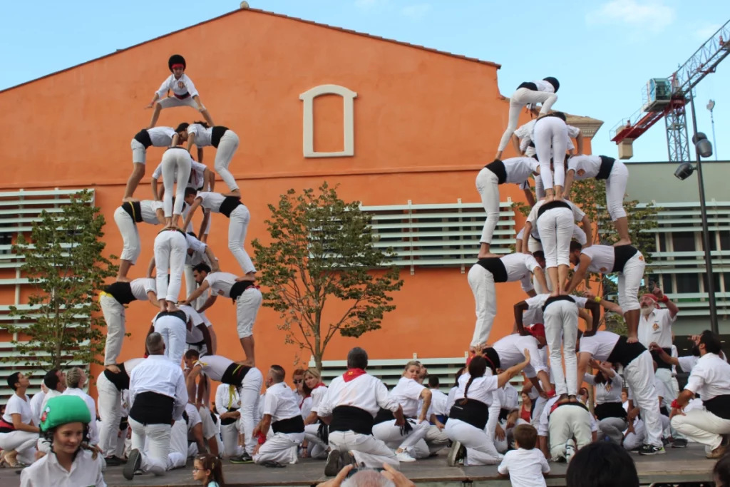 Figura estàtica on 2 baixos són encarats i agenollats, 2 falcons més, de peus a terra se recolzen a les espatlles dels agenollats, els pisos següents són de peus sobre la faixa dels de sota i acaba la figura una enxaneta.