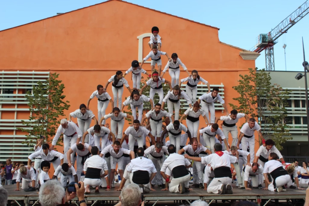 una figura estàtica. Aquesta té 8 persones de genolls arrenglerades, 7 se posicionen entre les 8 de peus a terra, les 6 següents pugen sobre la faixa dels agenollats i així fins a dalt o l'enxaneta culminarà la construcció