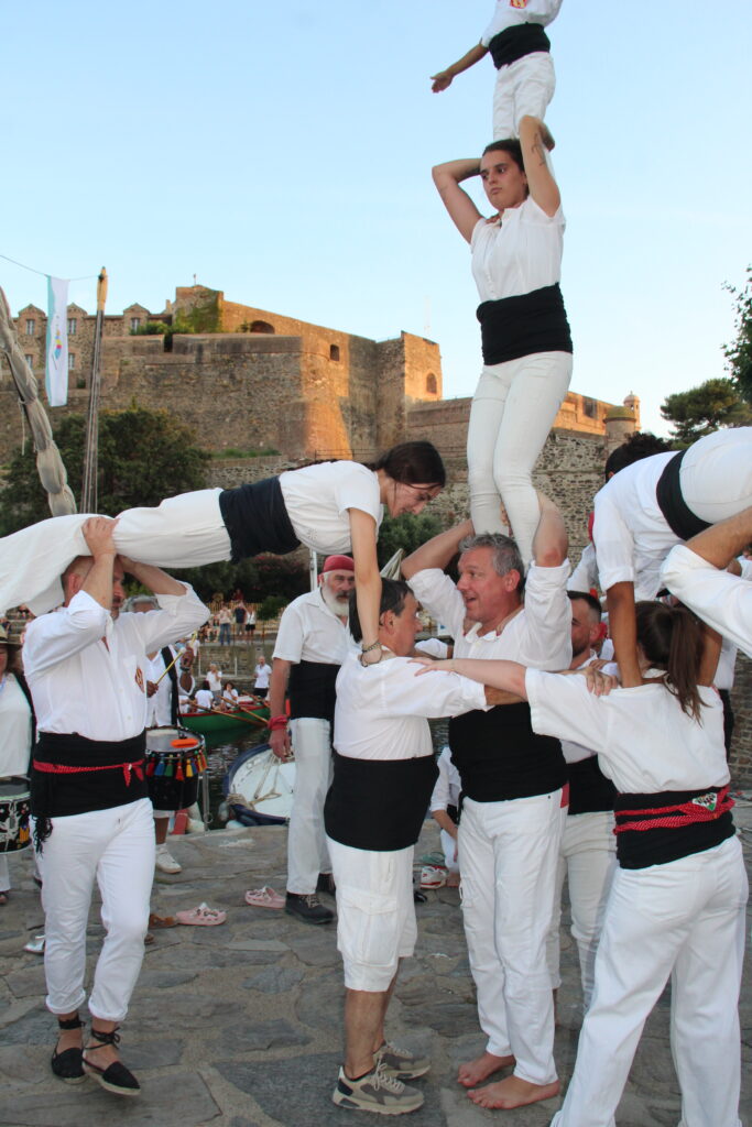 una figura en moviment. Quan s'aixeca el pilar enmig, l'estructura gira. Quan el pilar és carregat, gira del costat invers a l'estructura que l'envolta.